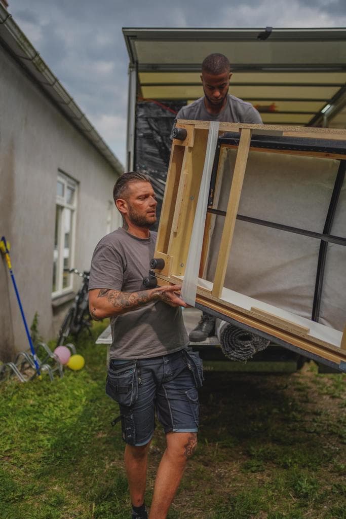 Sjouwers tillen verhuisdozen